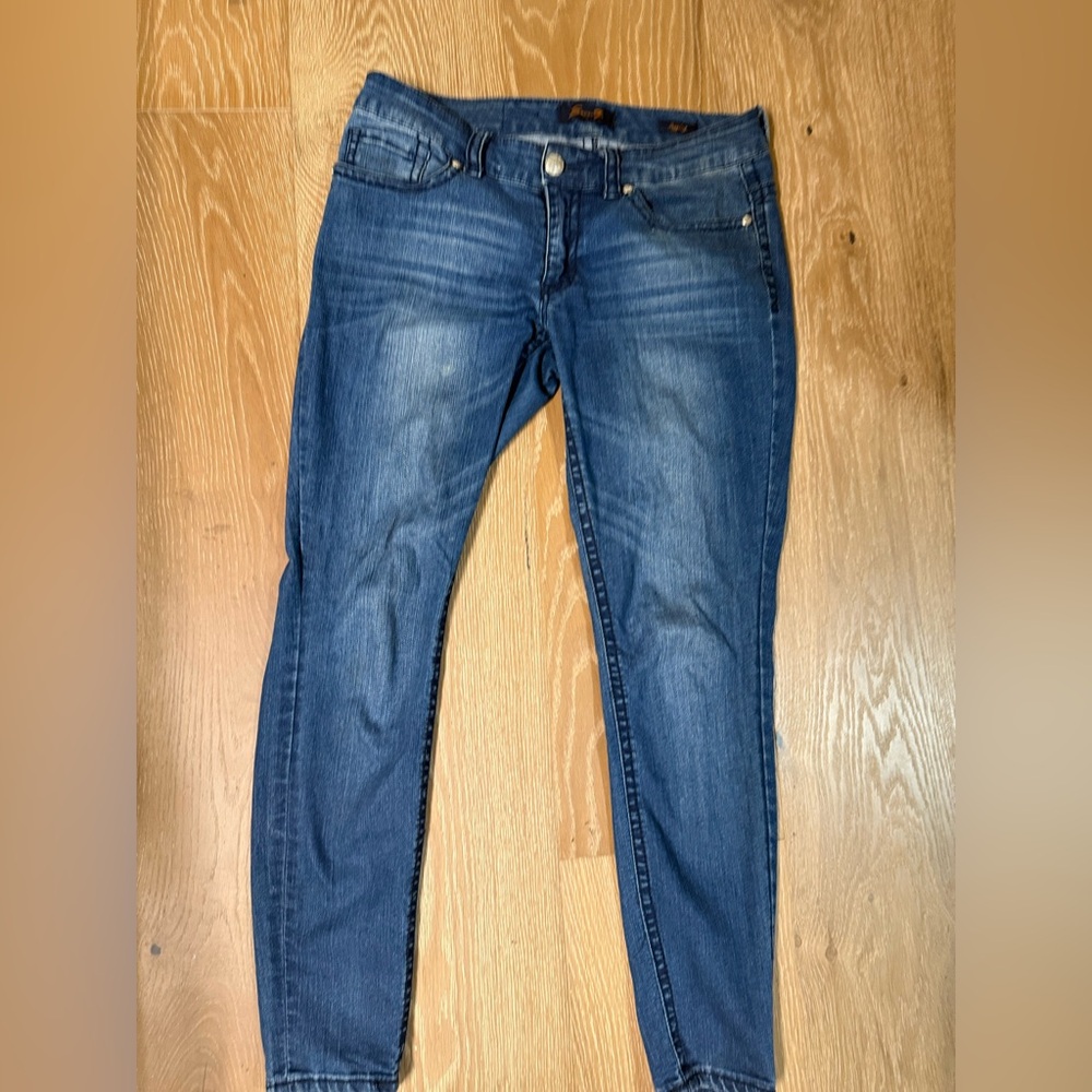 Silver Jeans- Skinny jeans medium blue wash!